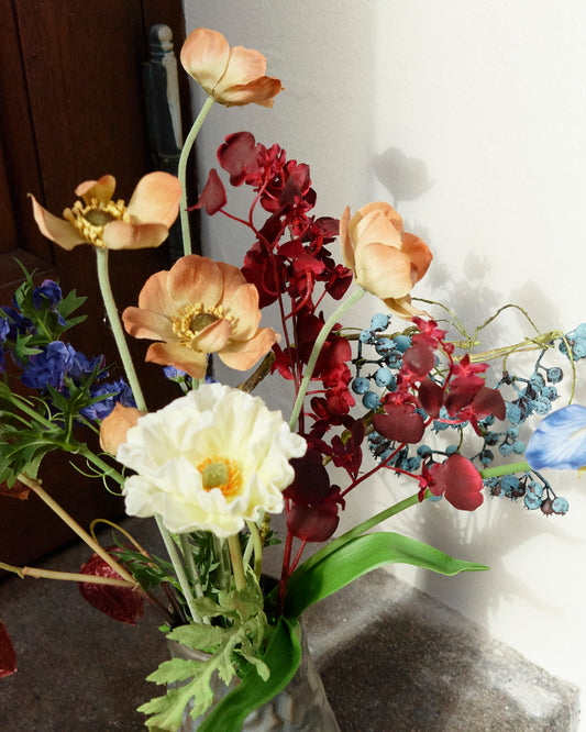Bouquet 055 – close-up of artificial poppies, burgundy blooms and blue berries